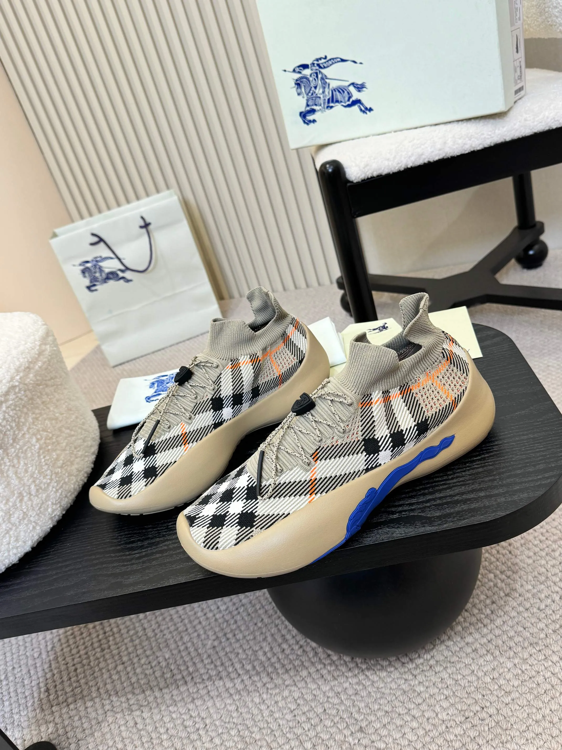 💰Men's Shoes💰680 Burberry's 2025 hot model is released, ultra-light socks and shoes, versatile, decorated with worsted Burberry plaid pattern. Featuring a mesh lining and checkered laces, the rubber sole features the archive Burberry monogram. From Burberry's iconic collection, these wardrobe staples are interpreted with the brand's signature style.   ✅Fabric: Classic cotton fly ✅Lining: Silk cow lining ✅Outsole: Ultra-light rubber foam sole ✅Color: apricot, original packaging ✅Code number: Men's 39-46 (39,46 customized)
